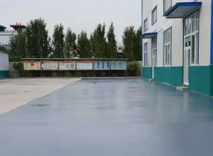 三亚彩色路面喷涂翻新的材料对冬季